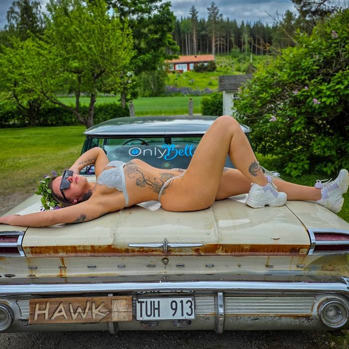 Isabella Granmyr solar sig på bilen.